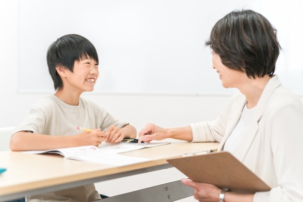小学校内の学童保育で放課後児童支援員を募集します！
