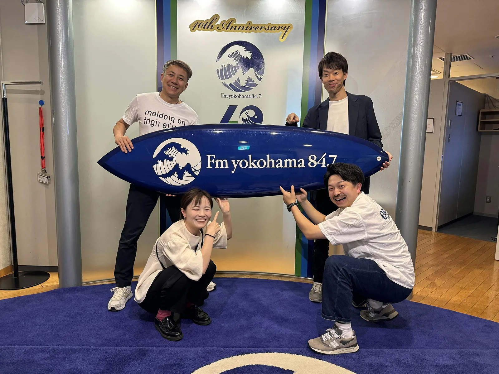 FM横浜の入口で写真撮影